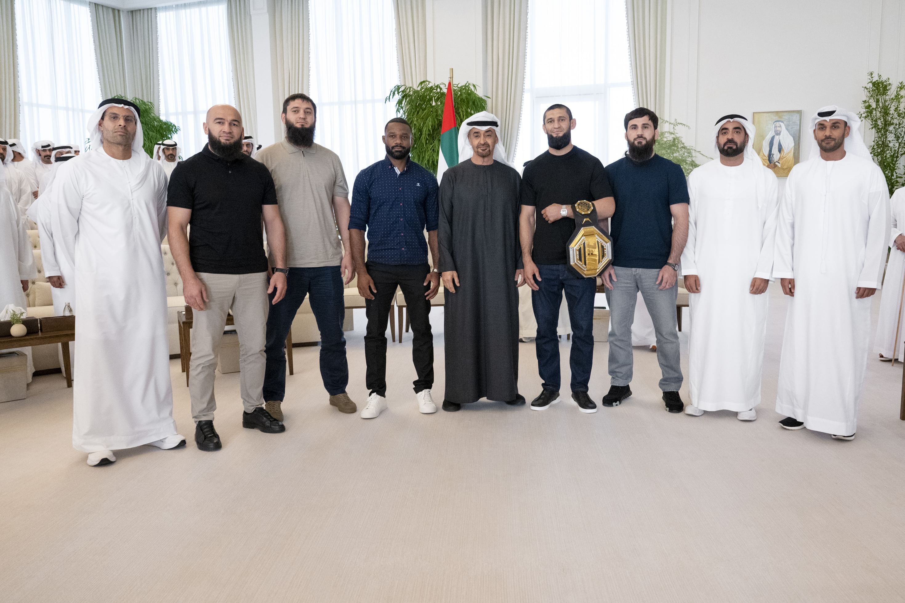 رئيس الدولة يستقبل بطل العالم في الوزن المتوسط في منافسات "يو اف سي"
