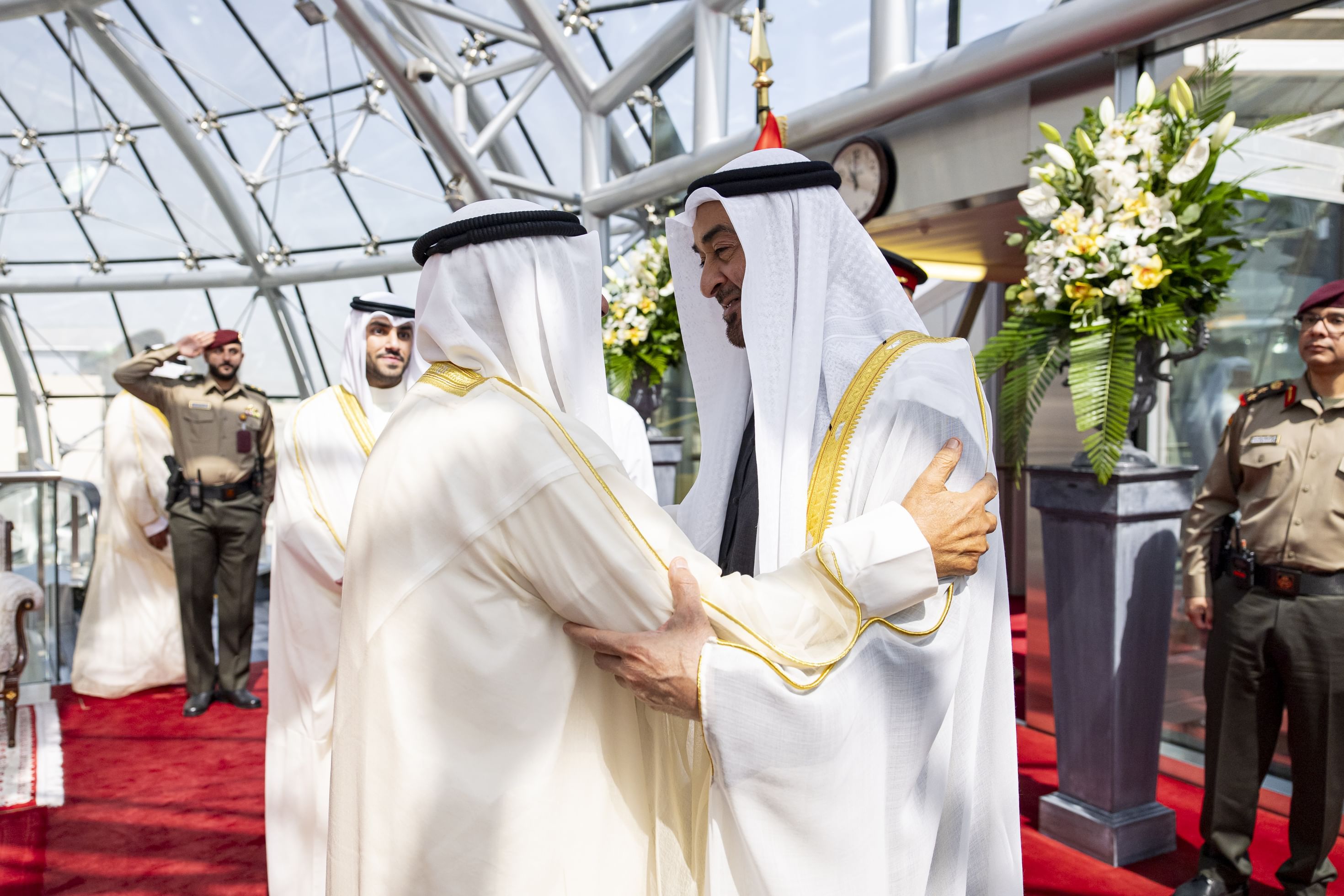 UAE President arrives in Kuwait on fraternal visit, received by Kuwaiti Emir